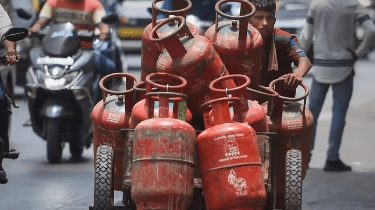 Commercial LPG cylinder used in restaurants as prices rise ahead of Union Budget 2026
