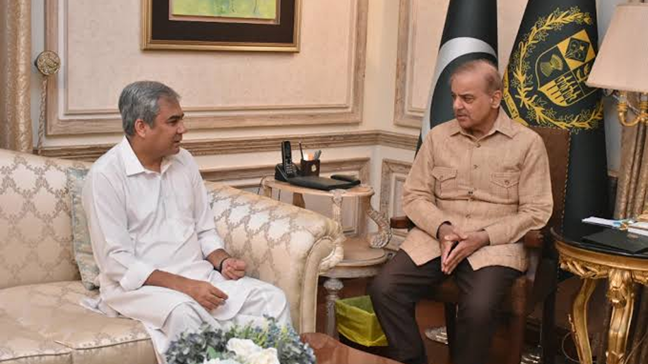 Pakistan cricket team players and PCB chief Mohsin Naqvi in discussion ahead of T20 World Cup match against India