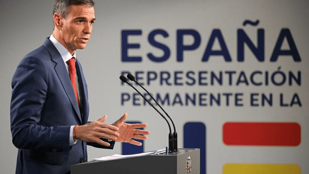 Spanish Prime Minister Pedro Sánchez announcing plans to ban social media for children under 16
