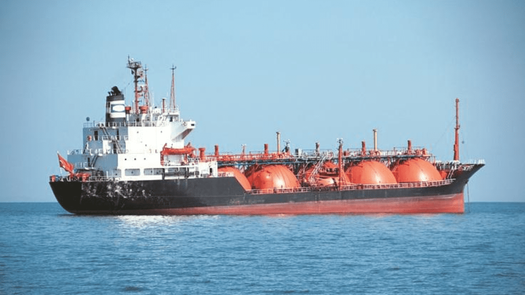 Oil tankers navigating the Strait of Hormuz amid rising tensions during the Iran–US conflict affecting global shipping
