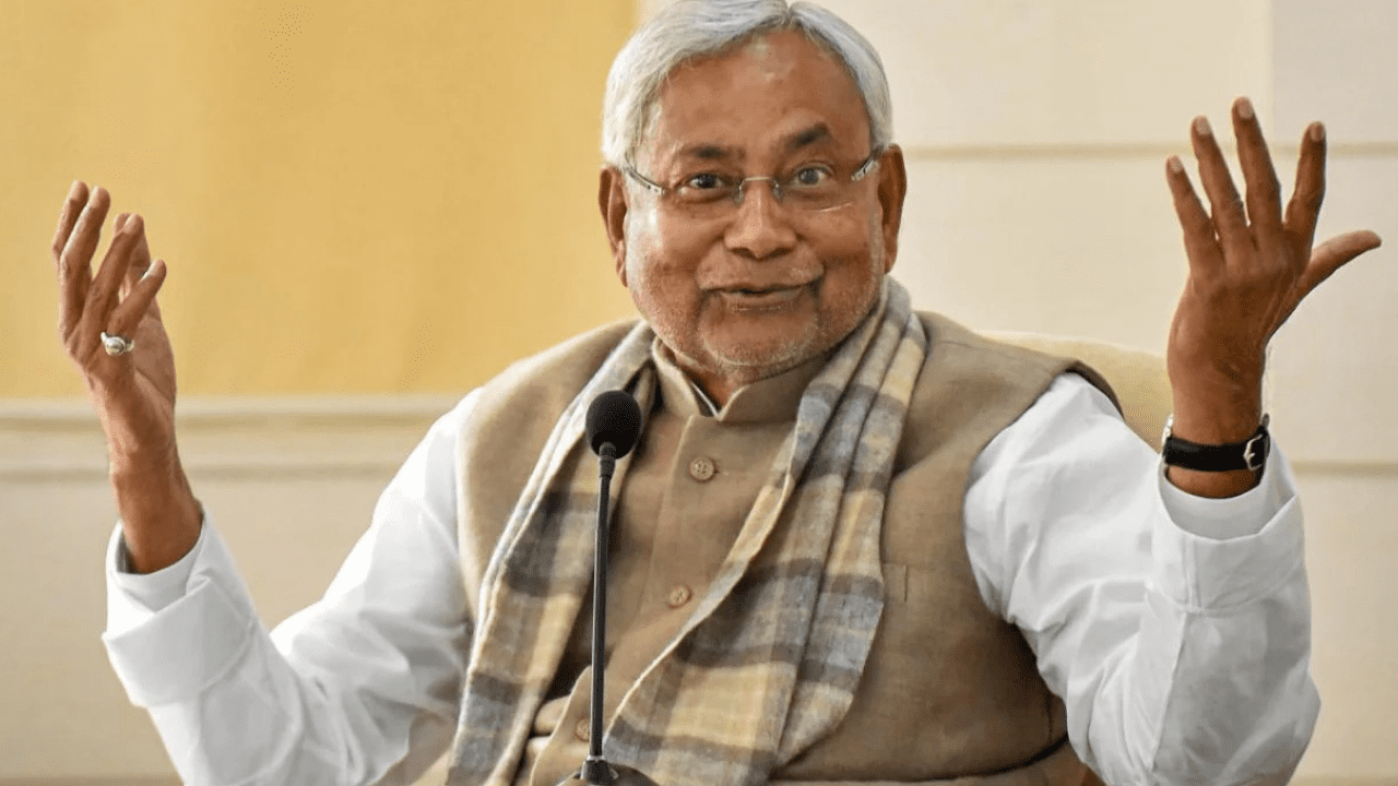 Protestors raising slogans in support of Nitish Kumar outside his residence in Patna amidst Rajya Sabha speculation.