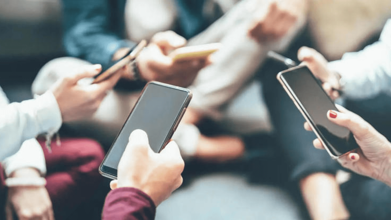 Indian smartphone shoppers browsing budget and premium smartphones in a retail store amid rising smartphone prices in 2026