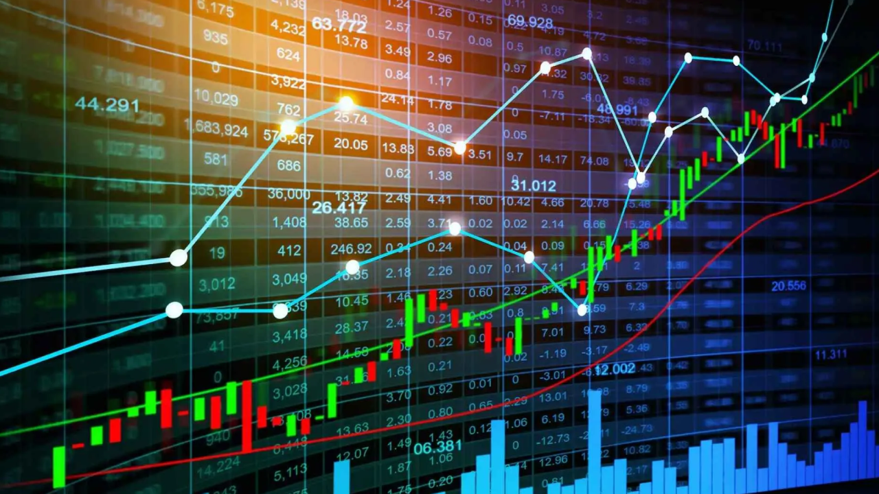 Traders monitor live market screens as the Nifty 50 and Sensex diverge following India's new Closing Auction Session implementation.